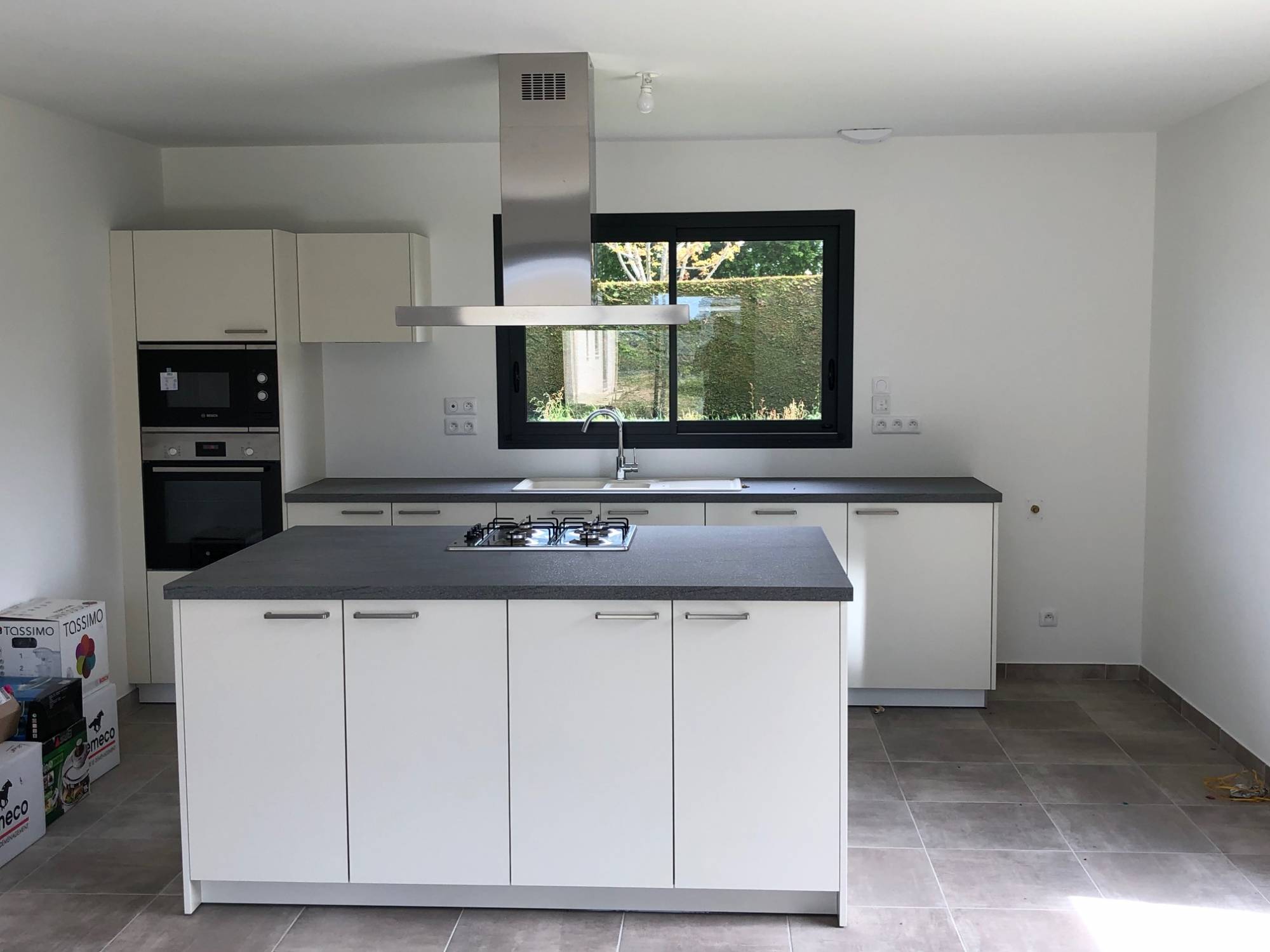 Installer une cuisine avec îlot central et placards sur mesure sans poignée Cany-Barville