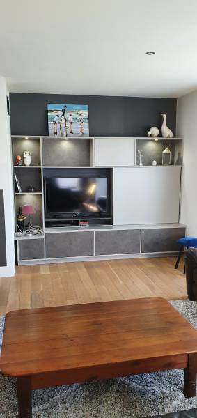 Pose d'un aménagement TV sur mesure à Bréauté