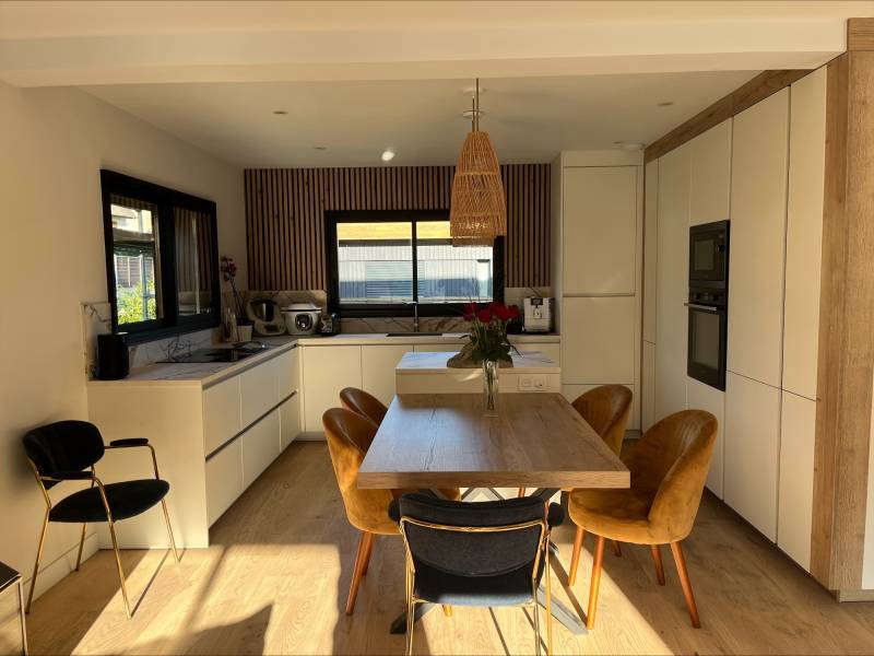 Pose d'une superbe cuisine ouverte blanche et bois a Goderville