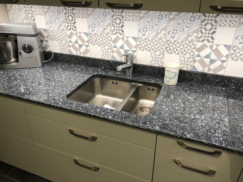 Réalisation d’une cuisine avec reprise du plan de travail en Pierre