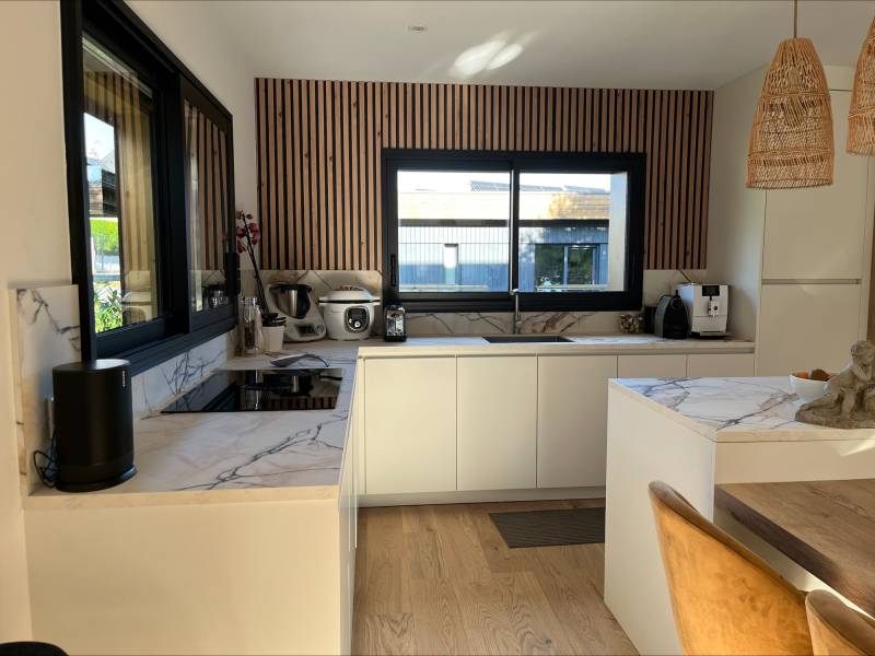 Pose d'une superbe cuisine ouverte blanche et bois a fecamp