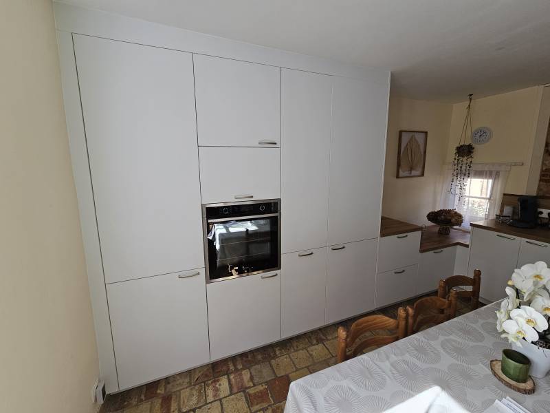 Pose cuisine sur mesure blanche et bois à Goderville