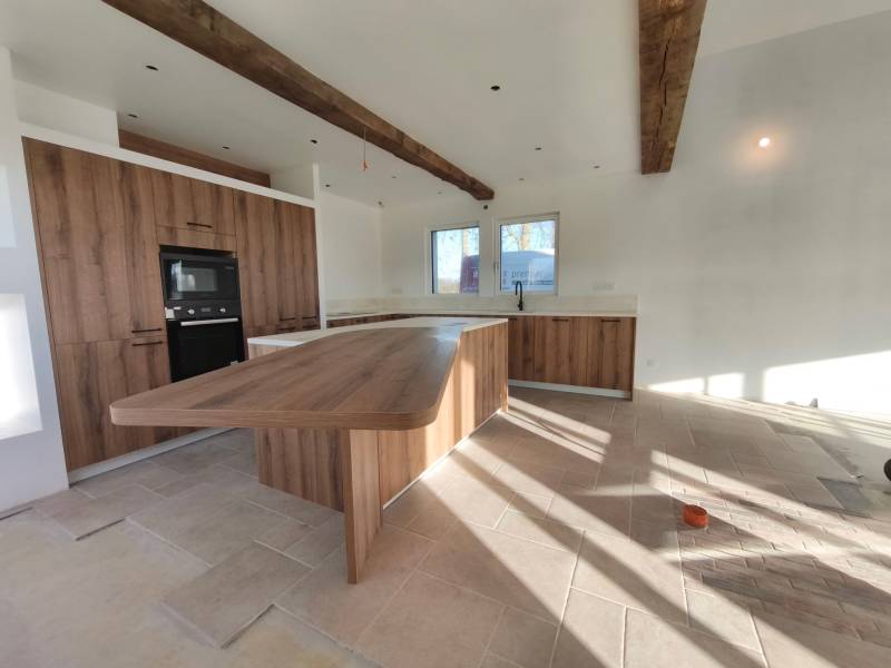 Réalisation d'une cuisine avec ilôt haut de gamme marbrée sur le havre