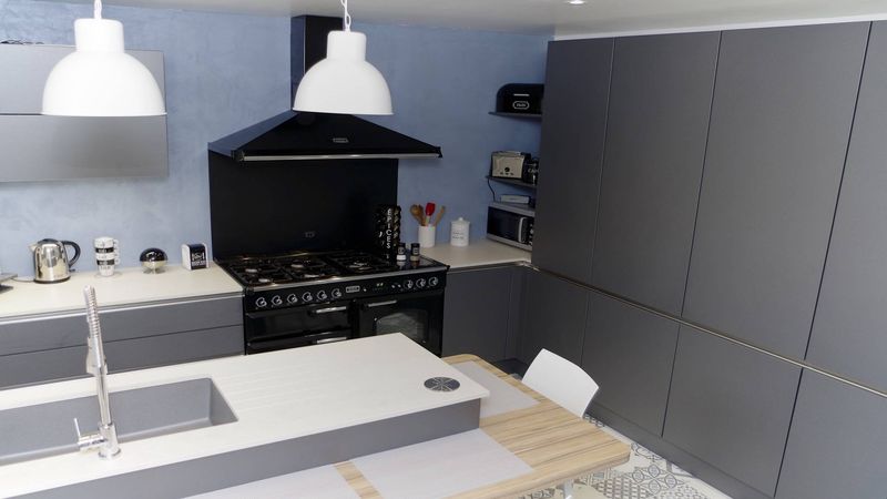 Cuisine dans une petite pièce à Le Havre