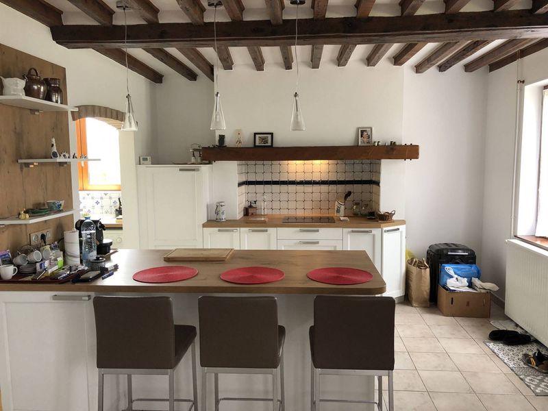 Cuisine sur mesure en bois blanc  à cany