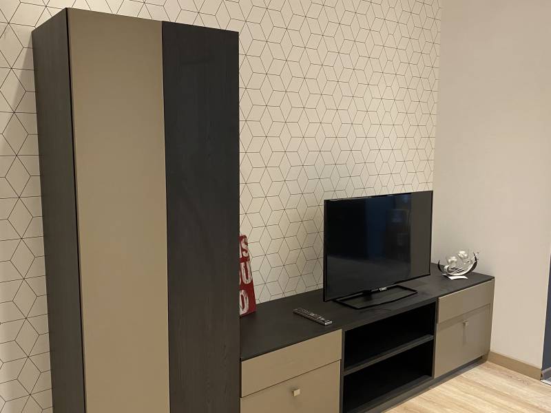 Vente d'un meuble TV avec colonnes de rangement pour 600€ à Fécamp