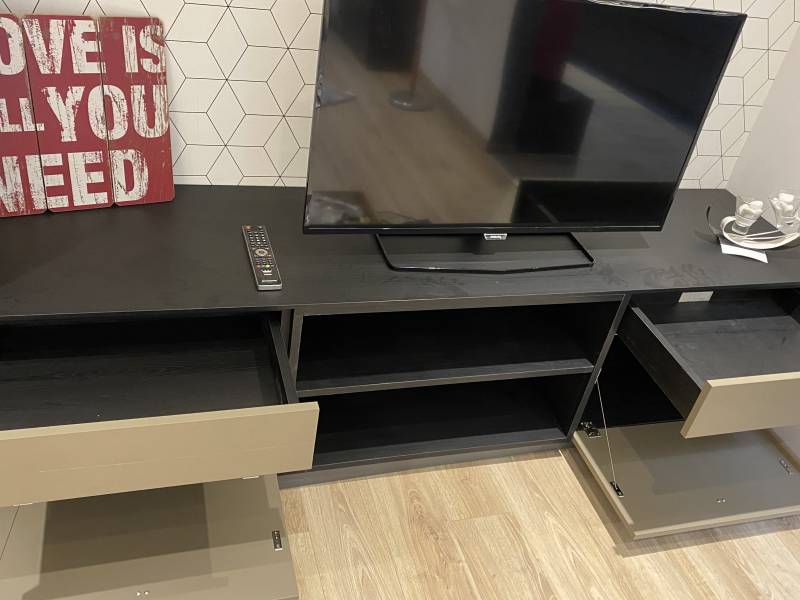 Vente d'un meuble TV avec colonnes de rangement pour 600€ à Fécamp