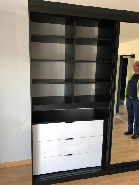Réalisation d'un dressing épuré portes coulissantes miroitées secteur Fécamp