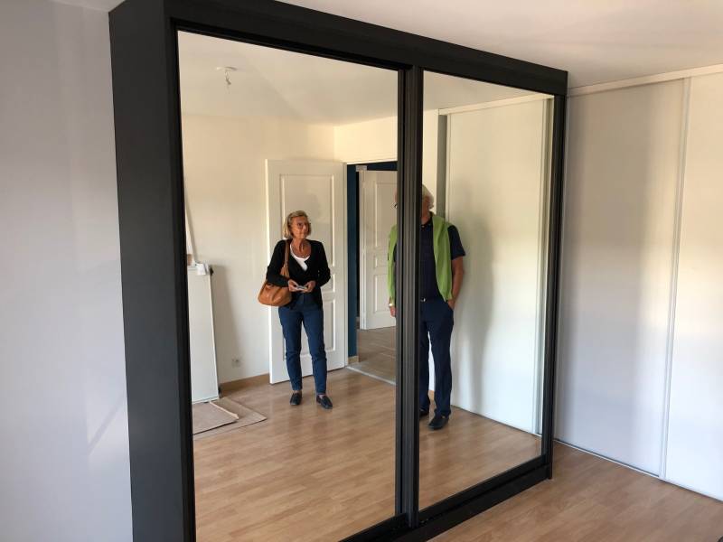 Réalisation d'un dressing épuré portes coulissantes miroitées secteur Fécamp