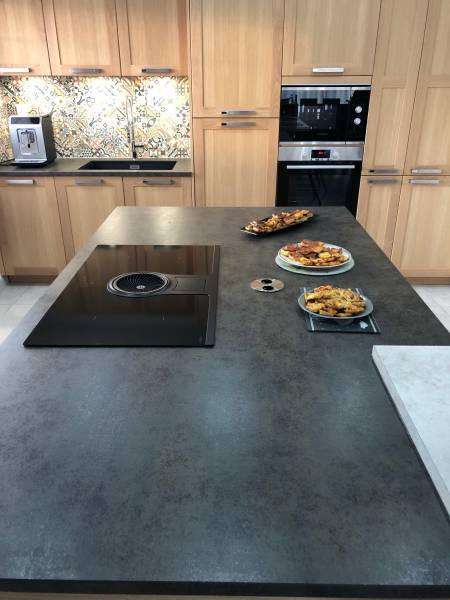 Réalisation d'une cuisine avec coin-repas intégré à l'ilot central proche d'Yvetot