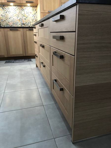 Réalisation d'une cuisine avec coin-repas intégré à l'ilot central proche d'Yvetot