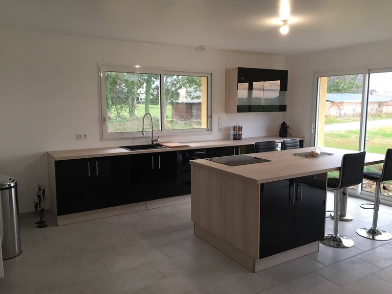 Pose d'une cuisine sur mesure en laque proche Yvetot