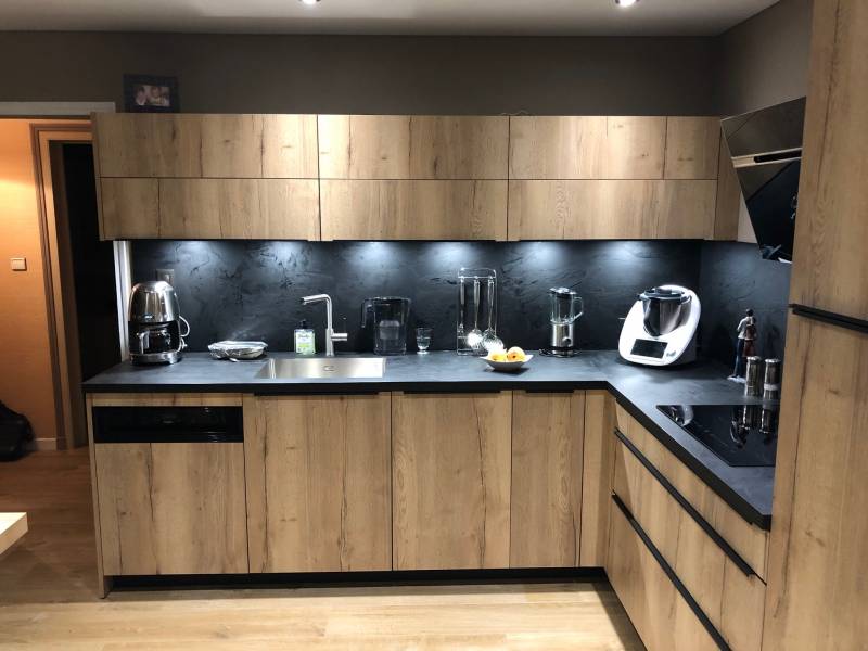Réalisation d'une cuisine très chic avec façades en bois de chêne à Épreville