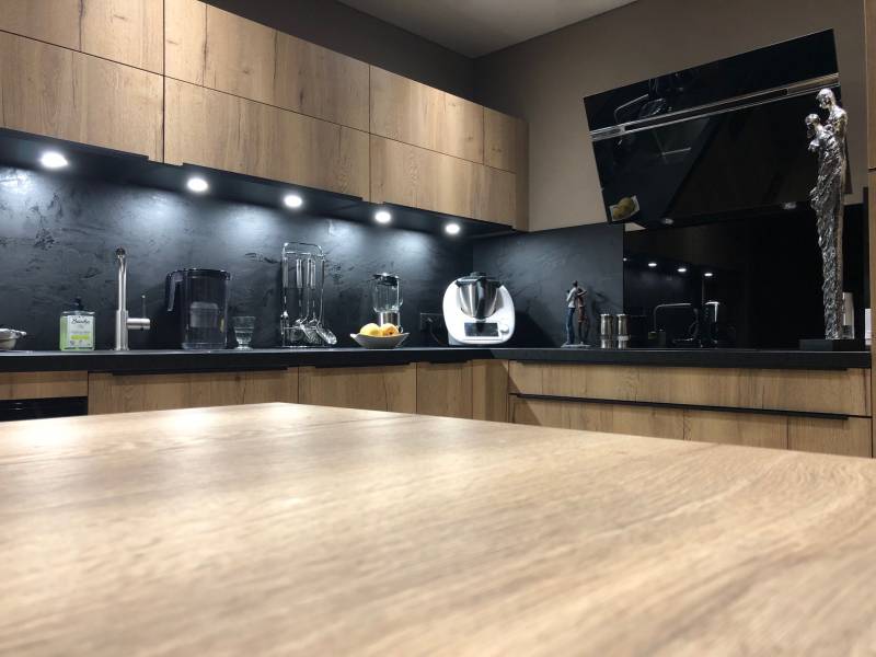 Réalisation d'une cuisine très chic avec façades en bois de chêne à Épreville
