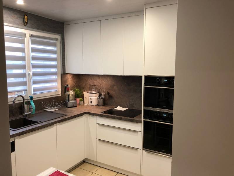 Réalisation d'une cuisine avec façades en laque blanc à Goderville