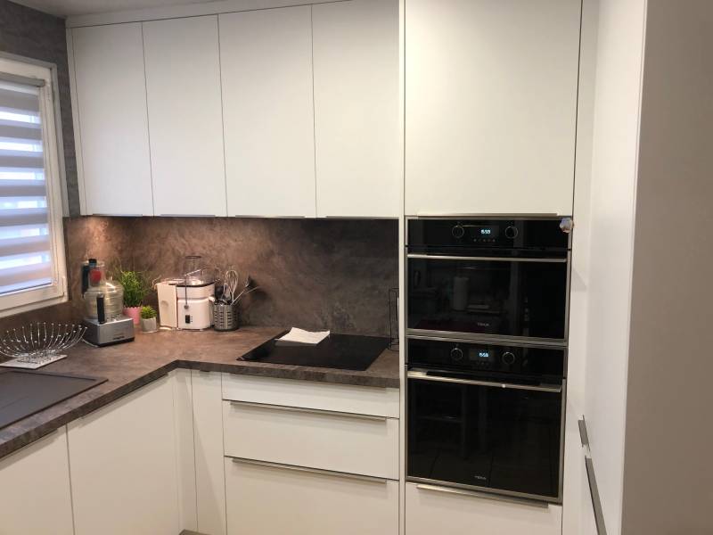 Réalisation d'une cuisine avec façades en laque blanc à Goderville