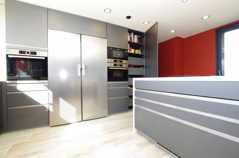 Cuisine avec table à manger