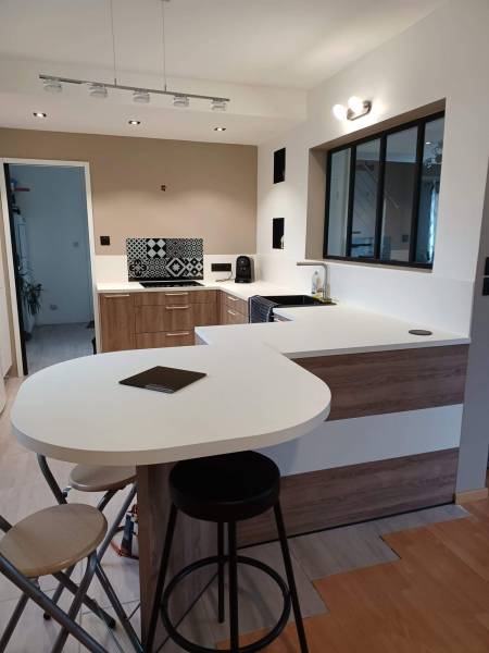 Cuisine moderne en blanc et bois