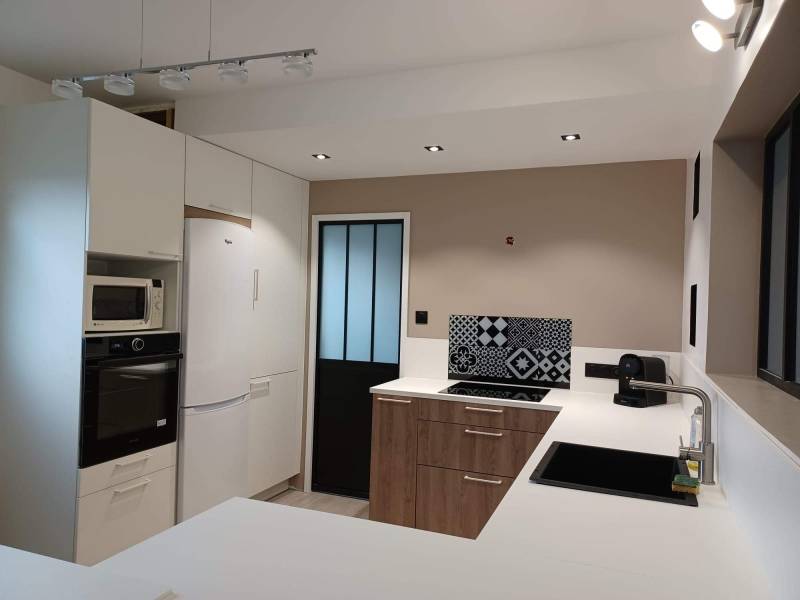 Cuisine moderne en blanc et bois