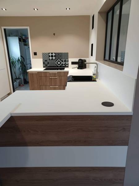 Cuisine moderne en blanc et bois