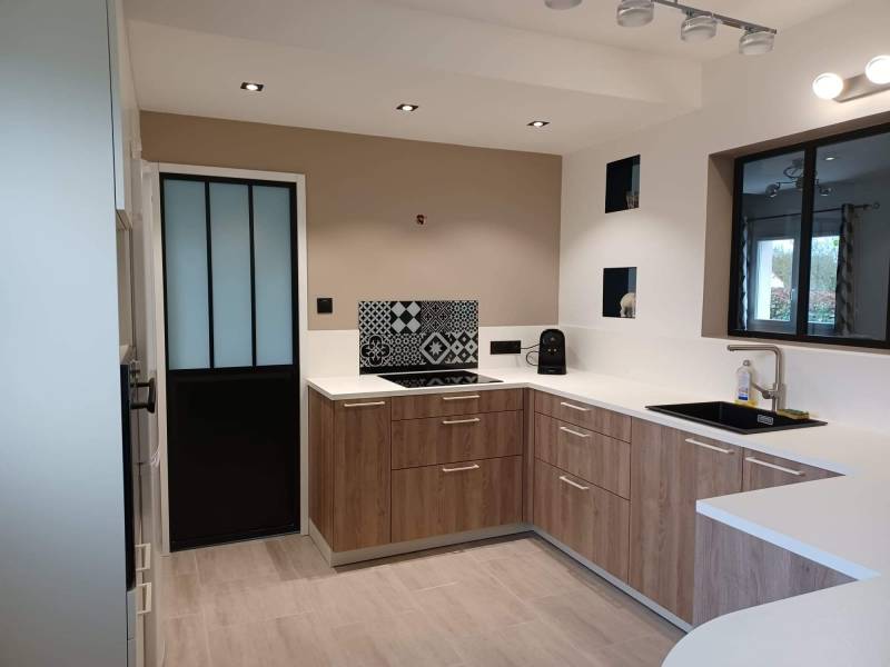 Cuisine moderne en blanc et bois