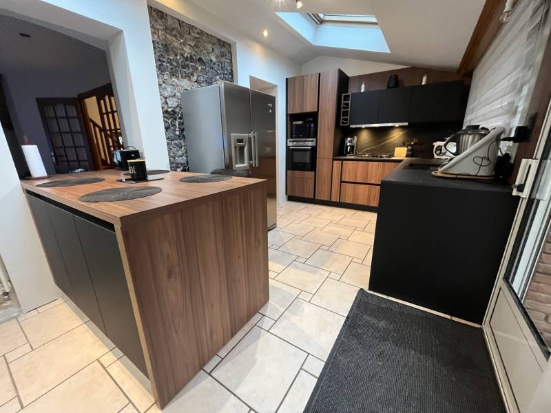 Pose d'une cuisine en bois noyer et noir sur Le Havre