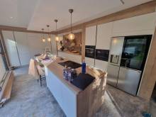 Notre zone d'activité pour ce service Installer une cuisine avec îlot central et placards sur mesure sans poignée