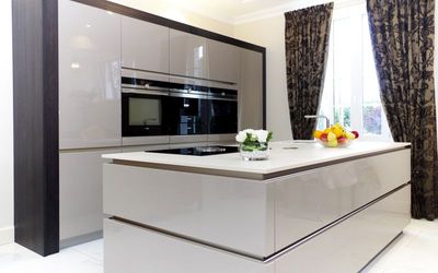 Notre zone d'activité pour ce service Installer une cuisine avec îlot central et placards sur mesure sans poignée