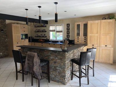 Notre zone d'activité pour ce service Cuisine moderne en bois massif pas chère avec électroménager intégré et éclairage LED